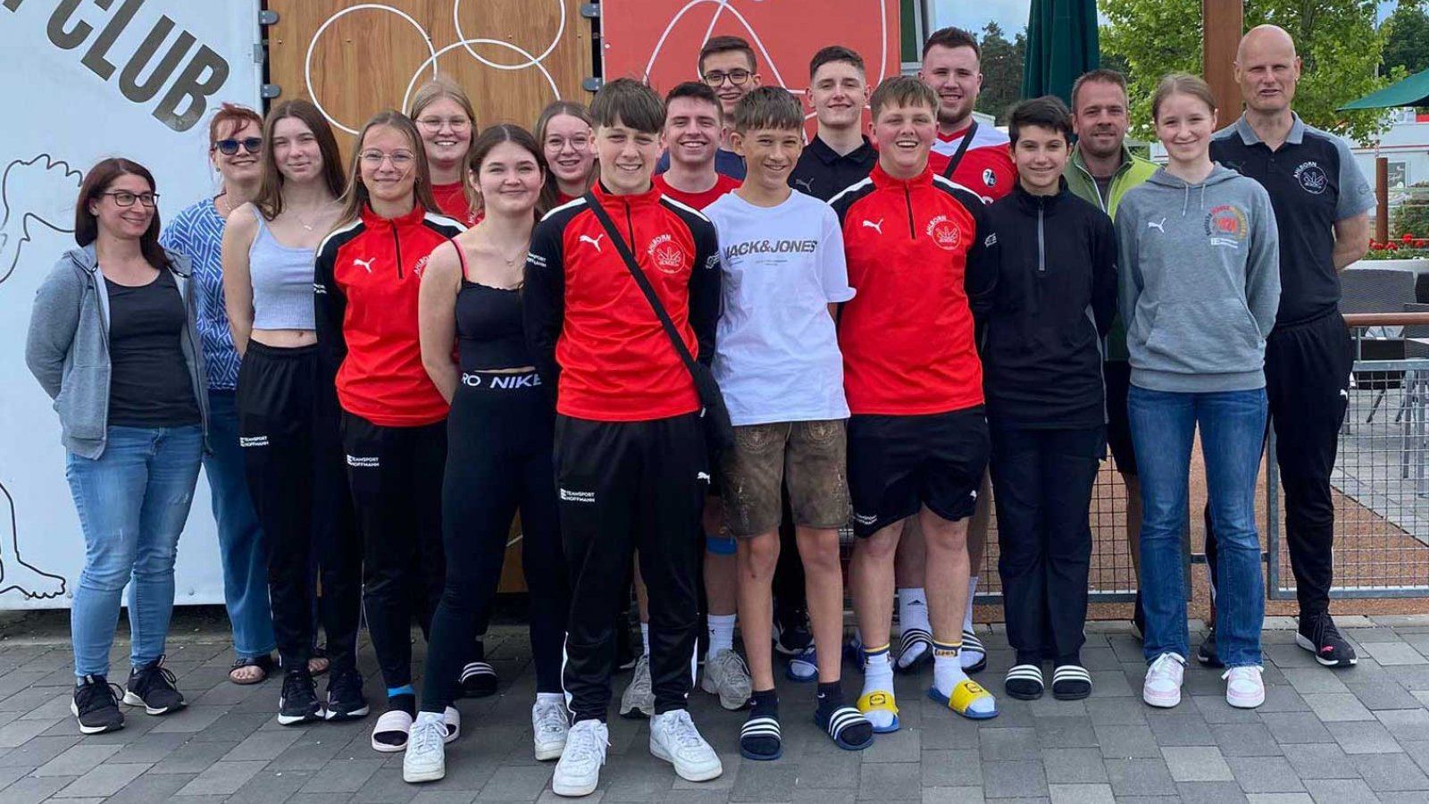 Die deutschen Jugend-Nationalmannschaften mit Trainer:innen auf der Anfahrt zur WM 2025 in Ungarn.