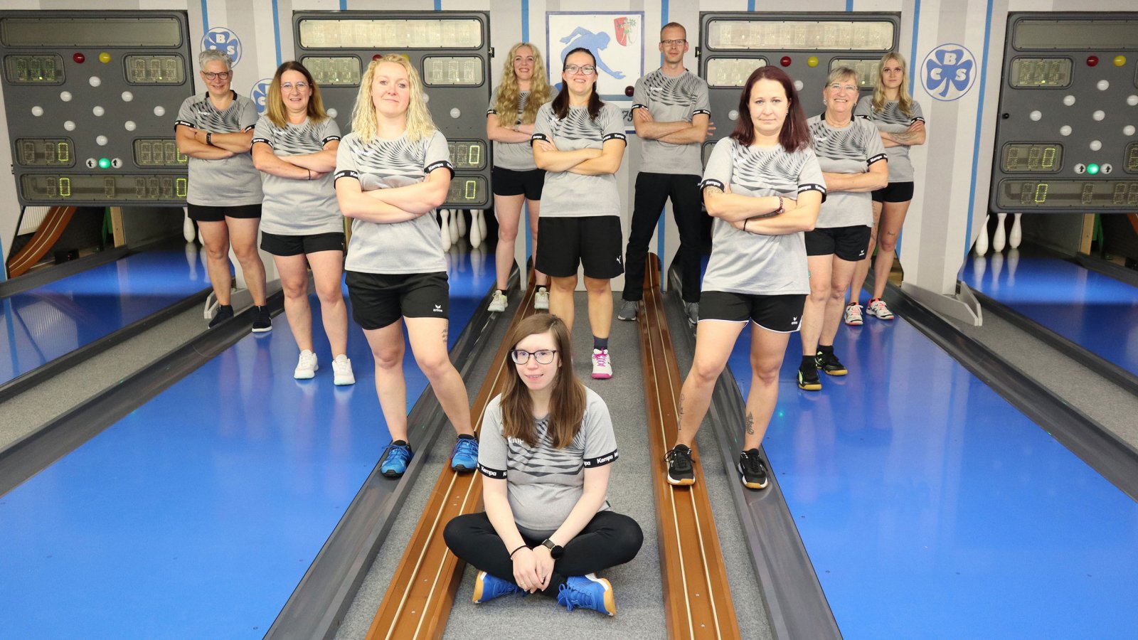 BC Schretzheim, stehend von links: Monika Kopp, Simone Perzl, Christina Bischof, Marion Frey, Natascha Heinle, Matthias Arnold (Betreuer), Nicole Weitmann-Griesinger, Christine Grau, Lydia Rettig; vorn: Katrin Gulde. @helmut frank