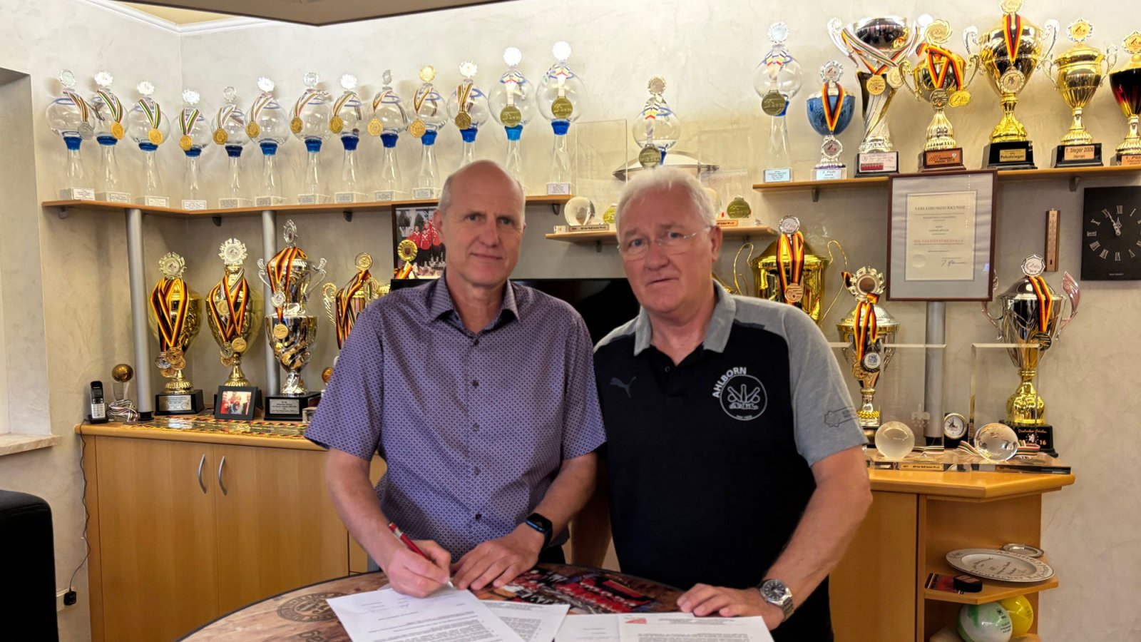 René Stüdemann, Prokurist der Firma Ahlborn Kegel-und Bowlingbahnenbau GmbH ist heute Ehrengast zum Bundesligaauftakt in Zerbst anlässlich der offiziellen Vertragsverlängerung mit dem DKBC, für den Präsident Lothar Müller unterschrieb. Foto: SKV. 