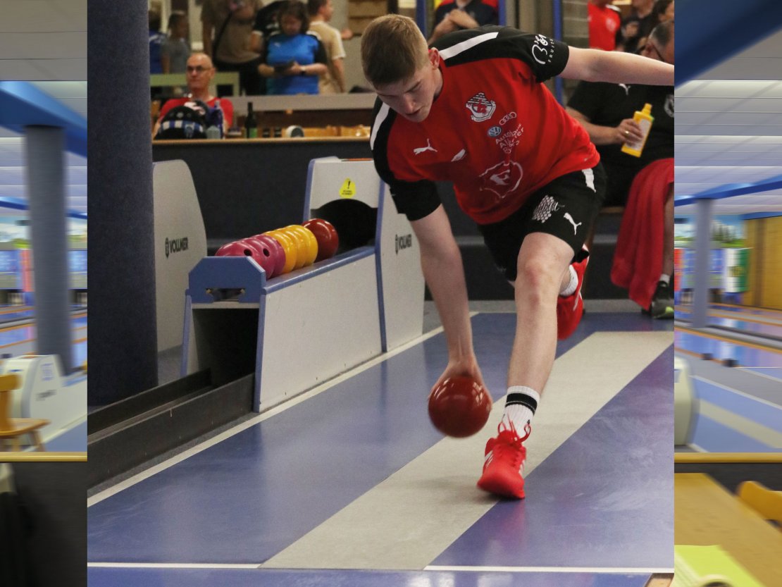 Jonas Bähr zeigte im Halbfinale Nervenstärke gegen eine überragenden Tim Radina und schlug ihn bei weniger Gesamtkegeln mit 3:1 nach Sätzen. 