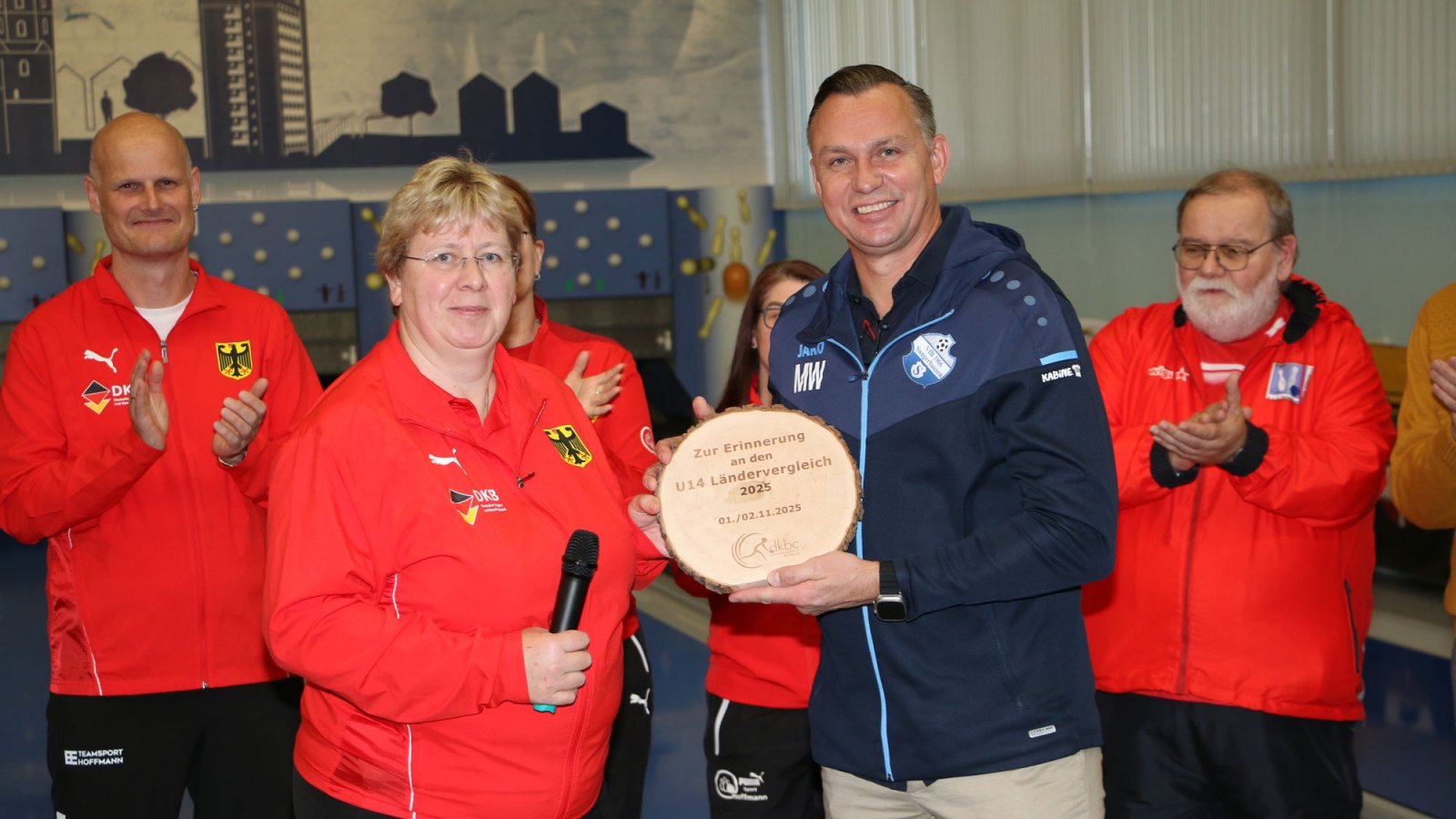 Corinna Thiem (links), stellvertretende Jugendvorsitzende, überreicht Ehrengabe der DKBC-Jugend an den Marco Wicht, 1. Vizepräsident VfB 1906 Sangerhausen