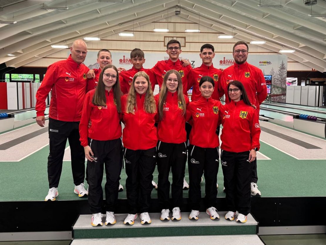 Deutsche U15/U19, hinten v.l.: Heiko Funk (Trainer), Felix Schmidt, Maximilian Strauß, Luca Diermeier, Levin Fälchle, Denise Zahrt (Physio), vorne v.l.: Mary-Ann Krauße, Melina Wolf, Magdalena Siegert, Nancy Oswald und Anke Ruhl (Trainerin).