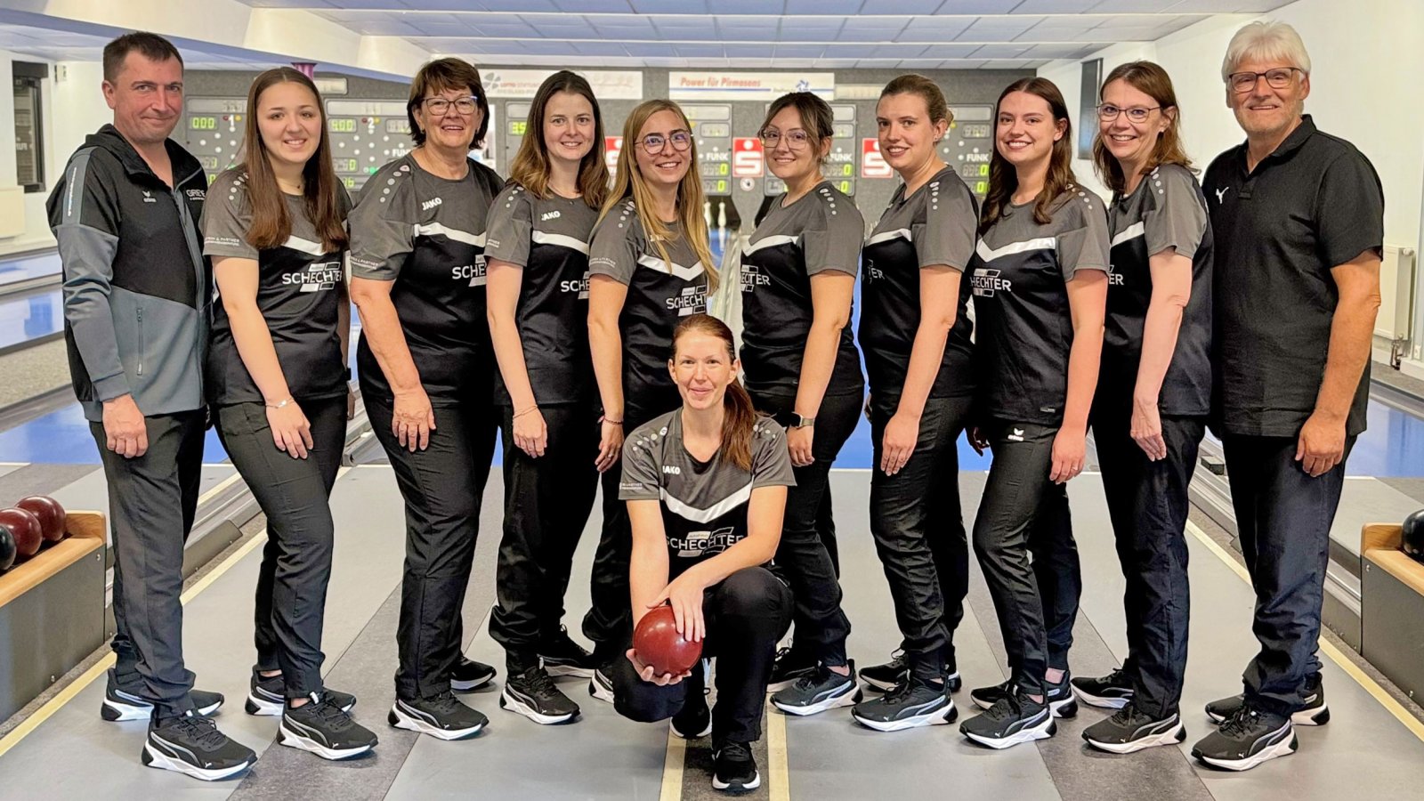 ESV Pirmasens, von links: Pascal Jestädt (Co-Trainer), Vanessa Wendel, Uschi Wetzel, Alisa Bimber, Marie-Luise Schmitt, Sarah Freyler, Ann-Katrin Schütze, Luisa-Marie Neu, Almut Neu und Harry Freyler (Trainer); vorne kniend: Melanie Wetzel. @esv