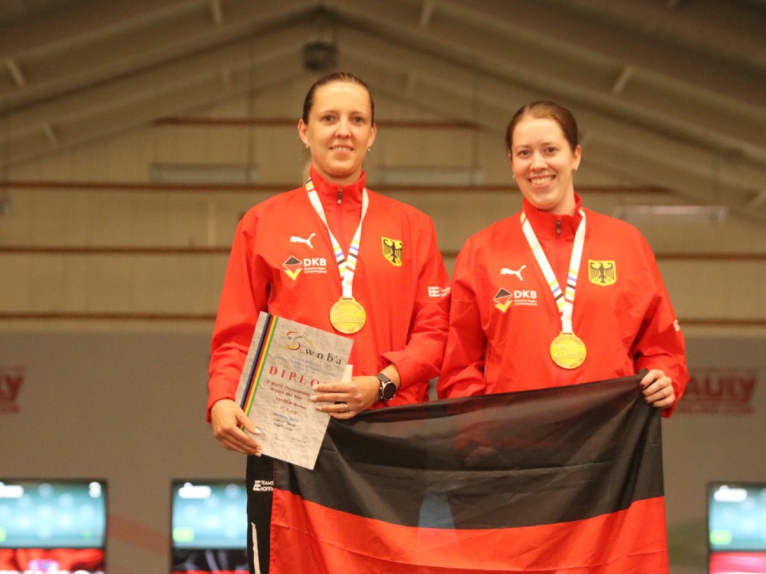 Siegerehrung Tandem Frauen: Gold für Sarah Conrad und Luisa Ebert bei der Einzel-WM 2026 in Schwaz. Im Viertelfinale stellen sie mit 352 Kegeln einen neuen Weltrekord auf.
