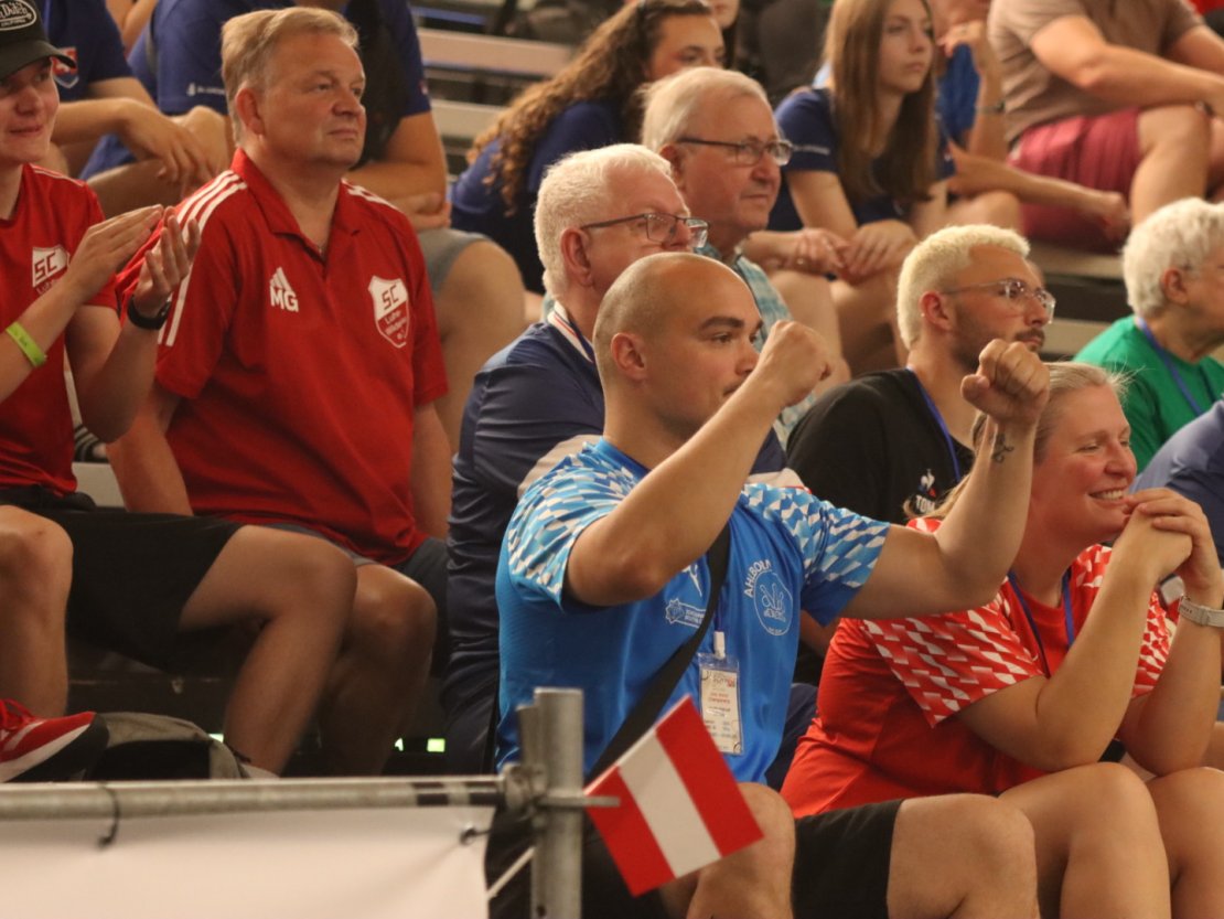 Co-Trainer Manuel Hopfe geht unter den Fans mit.