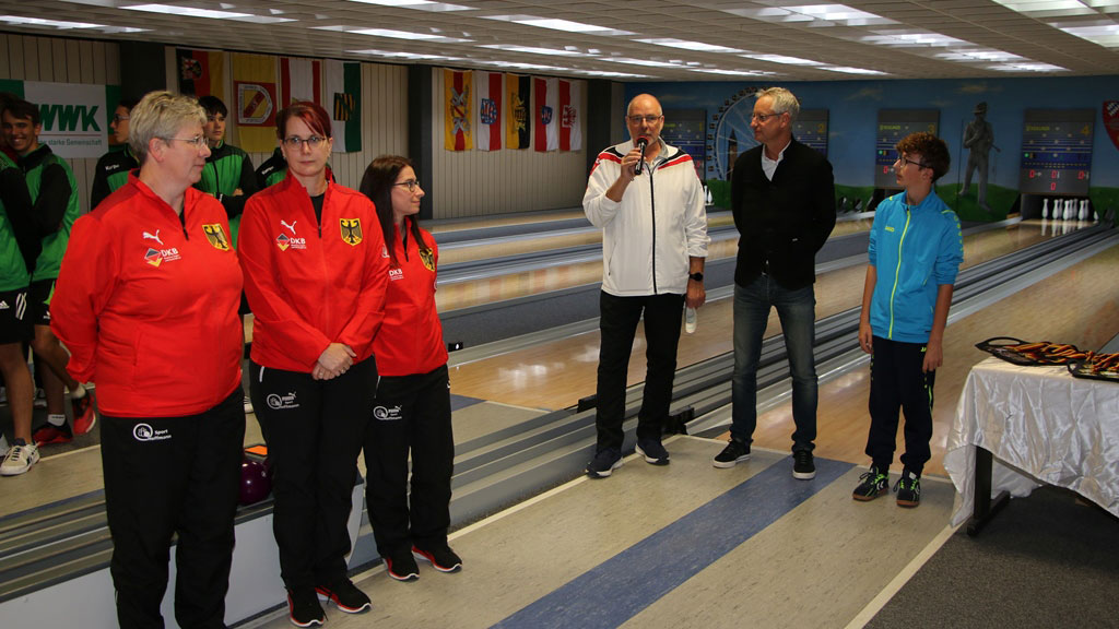 Straubings Oberbürgermeister Markus Pannermeyr (2.v.re.) bei der Siegerehrung. Von links: Corinna Thiem, Susanne Straub, Anke Ruhl, Gerhard Sattich. Foto: DKBC-Jugend
