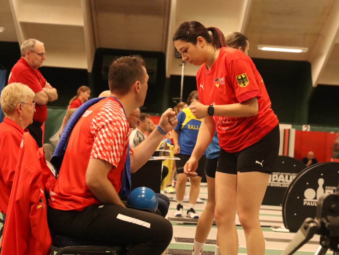 Nationaltrainer Thomas Schneider motiviert Bianca Golla.