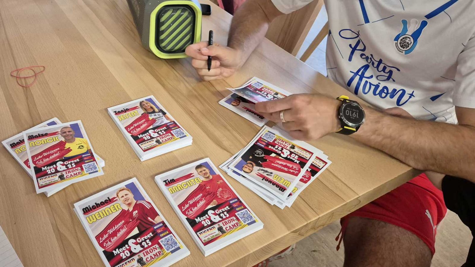 Die signierten Autogrammkarten fanden reißend Absatz.