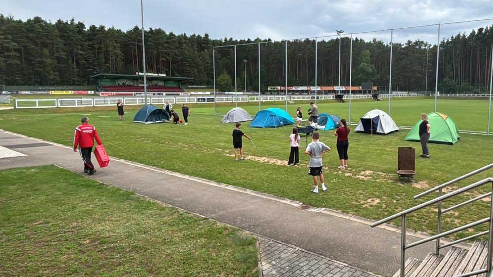 Zeltaufbau am Sportplatz.