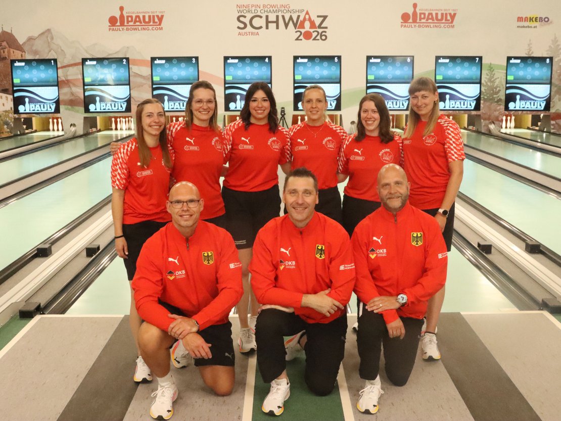 Deutsches Team, Einzel-WM Frauen, hinten von links: Jana Wallishauser, Diana Langhammer, Bianca Golla, Sarah Conrad, Luisa Ebert, Celine Zenker; vorne von links: Stefan Stortz (Physiotherapeut), Thomas Schneider (Nationaltrainer Frauen); Matthias Schnetz 