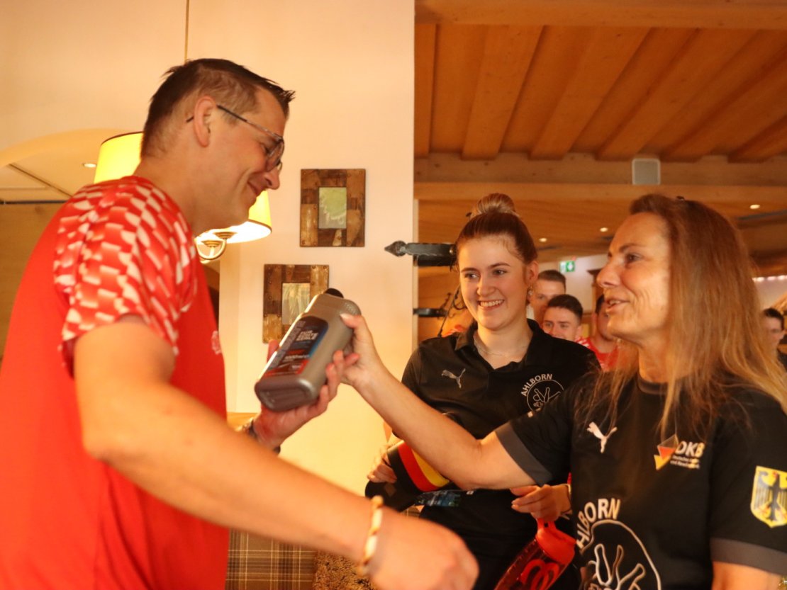 Auch Nationaltrainer U23 männlich erhielt etwas zur Stärkung von Birgit Islinger (Nationaltrainerin U23 weiblich) und für das Schwimmbad im Hotel von Paula Straub.