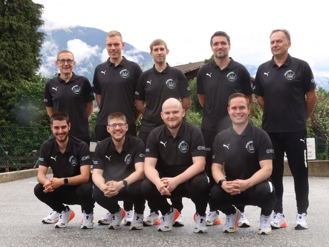 Hinten von links: Timo Hoffmann (Nationaltrainer Männer), Johannes Hein (Physiotherapeut), Christian Wilke, Jürgen Pointinger, Milos Ponjavic (Co-Nationaltrainer Männer), vorne von links: Lukas Funk, Tim Brachtel, Daniel Barth und Marco Endres.