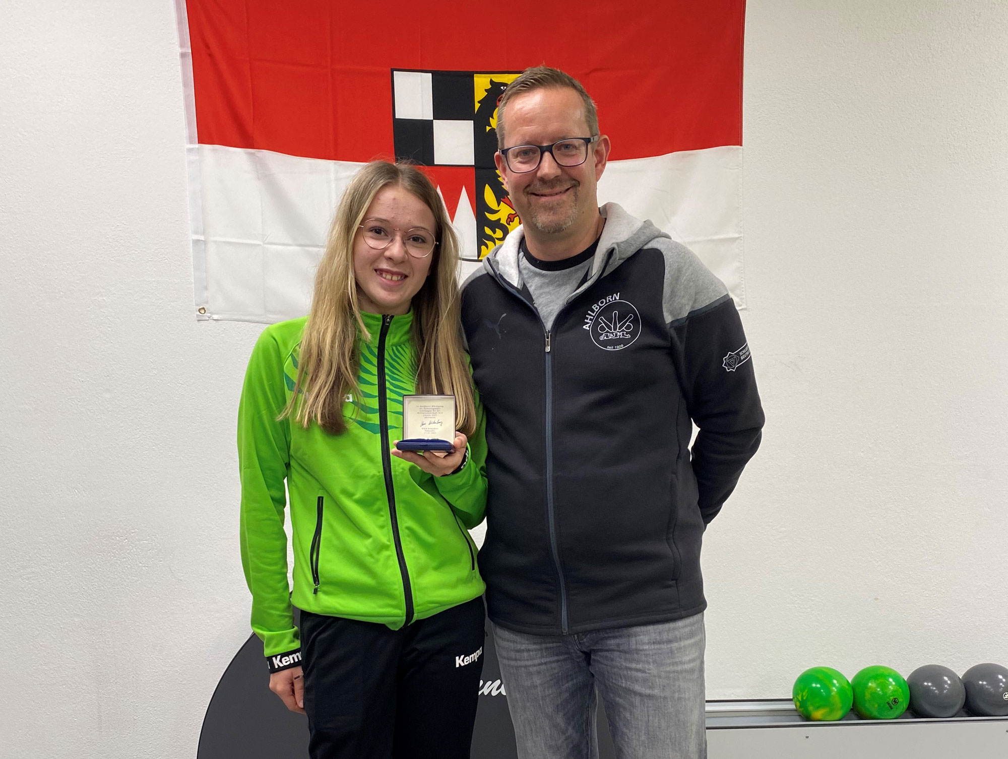 Magdalena Siegert (links) mit der DKB-Silbermünze, die ihr zuvor von DKBC-Cheftrainer Oliver Scholler (rechts) überreicht wurde. Foto: SKC